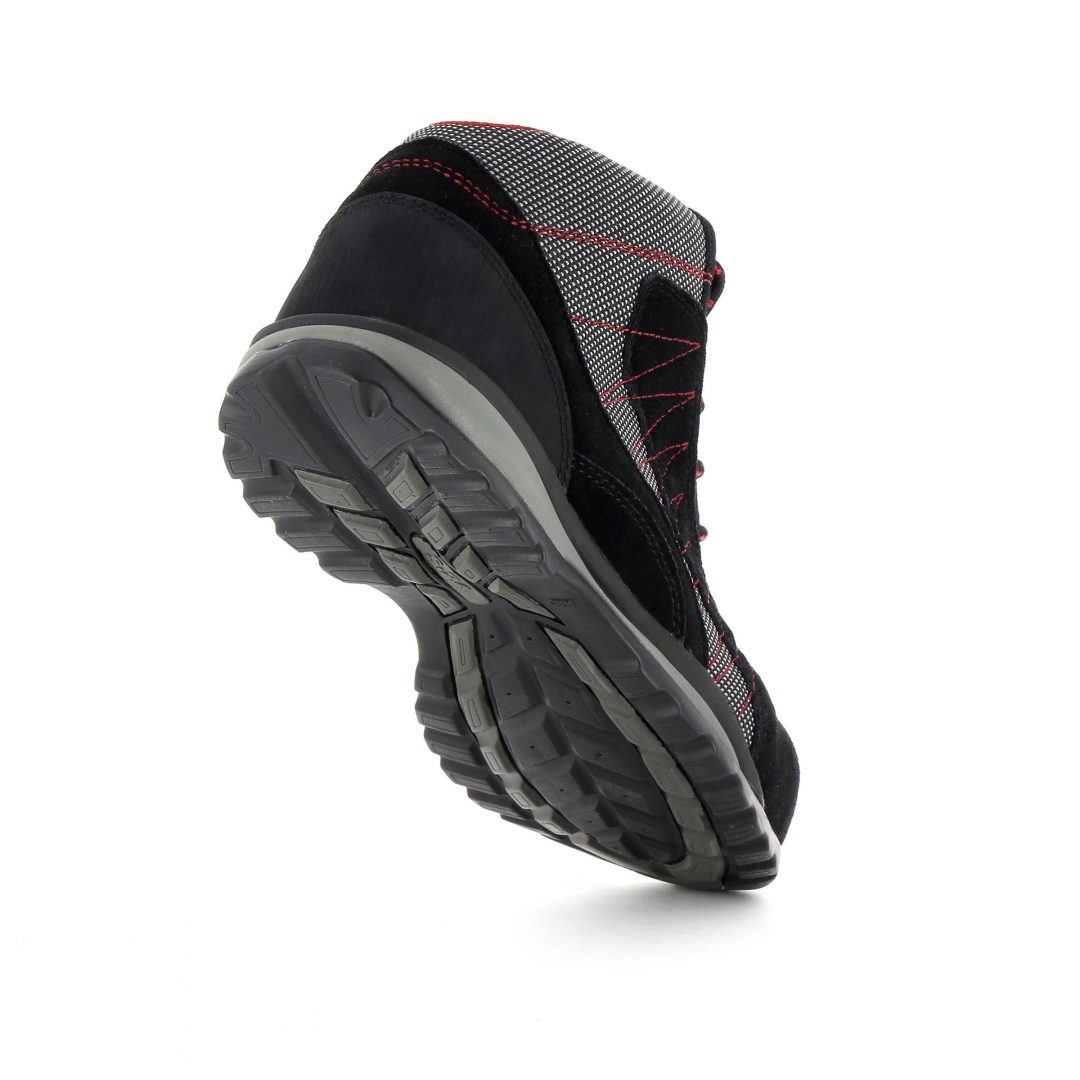 chaussure de sécurité S1P montante noire, grise et rouge vue de derrière