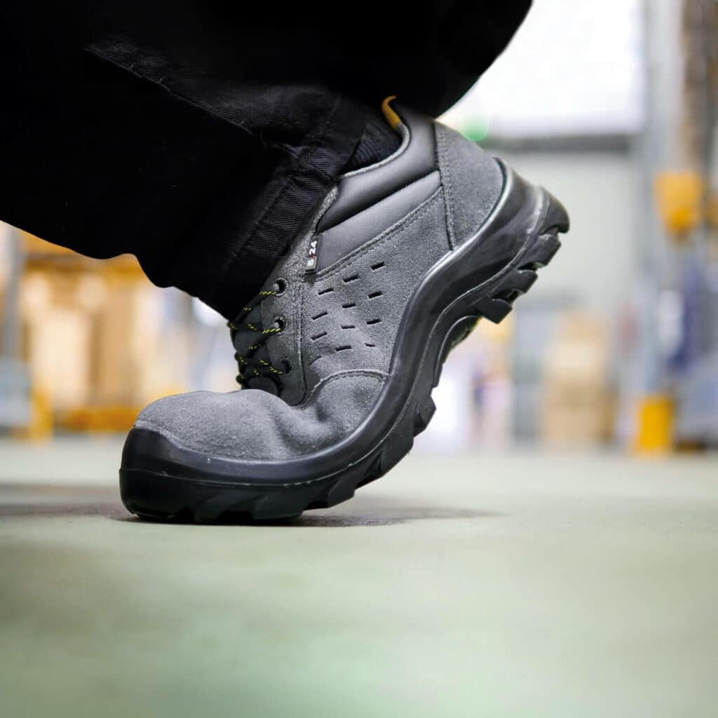 chaussure de sécurité souple grise pliée