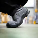 chaussure de sécurité souple grise pliée