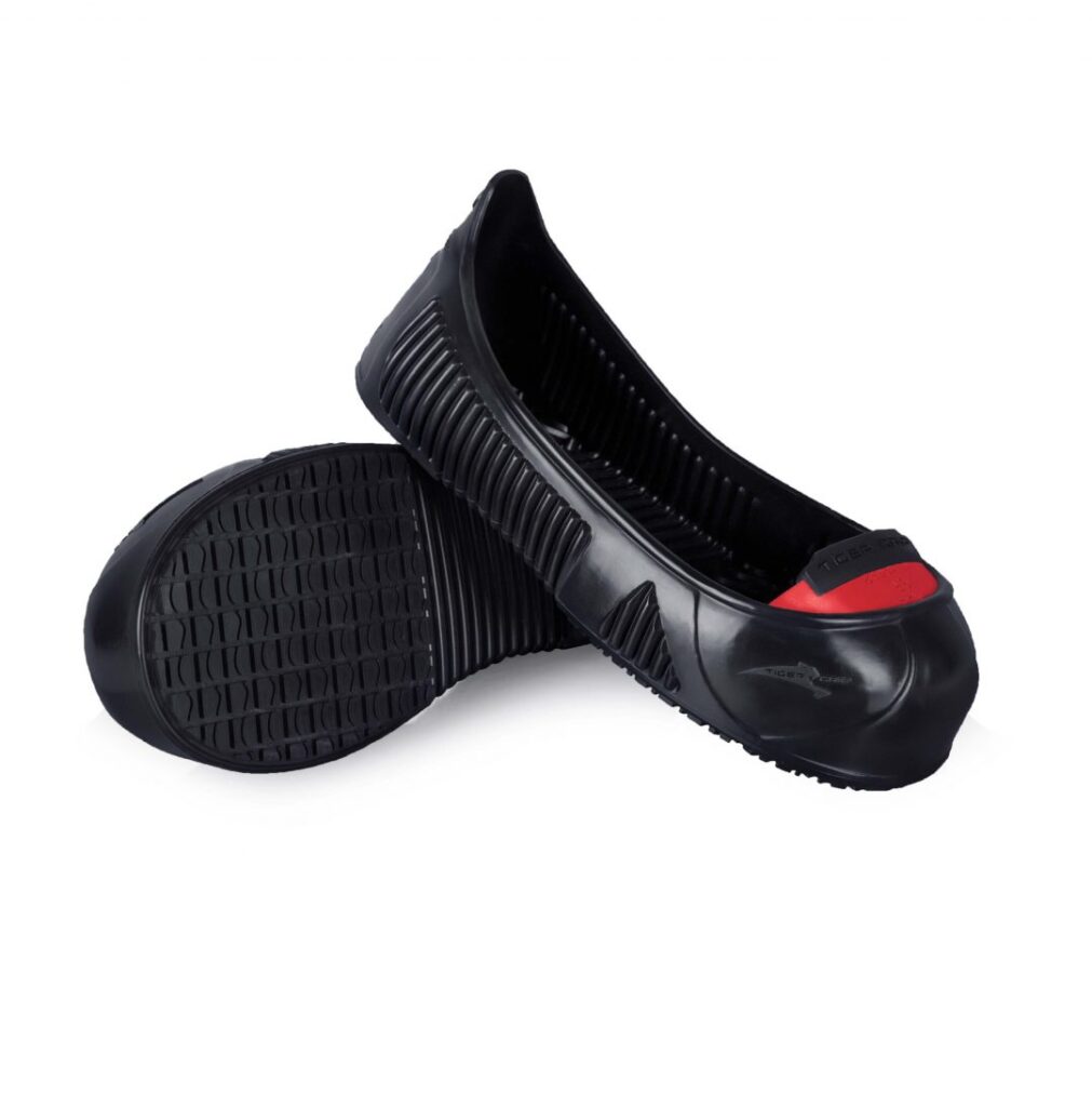 sur-chaussure noire antiglisse et antichoc avec un embout rouge