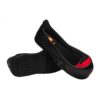 sur-chaussure noire antiglisse, anti perforation et antichoc avec un embout rouge