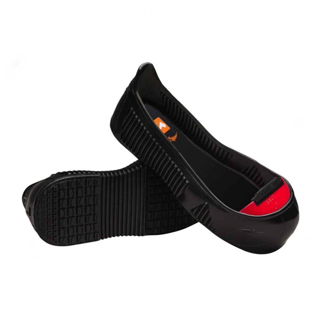 sur-chaussure noire antiglisse, anti perforation et antichoc avec un embout rouge