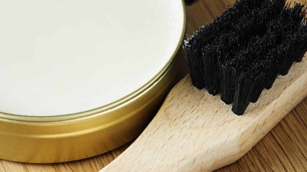 brosse en bois et poils noirs avec cire d'entretien
