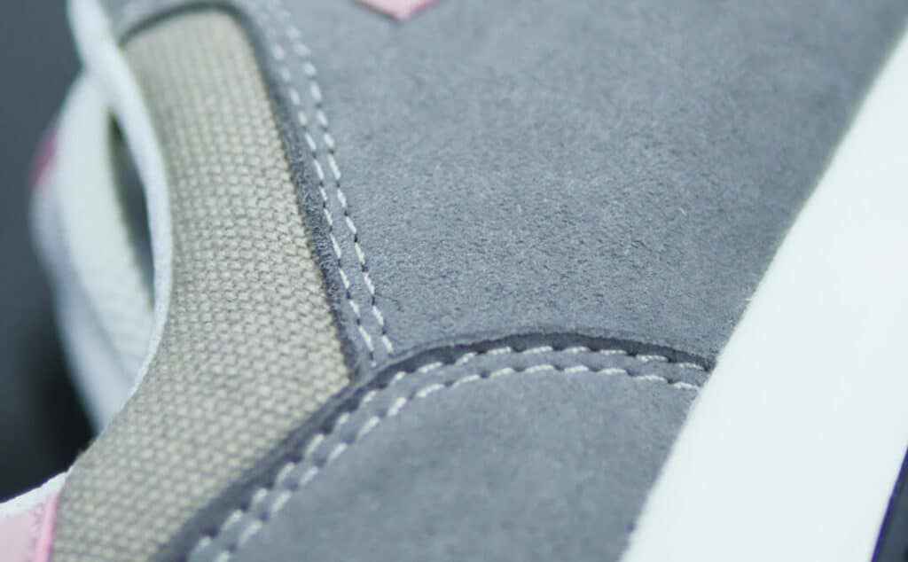 zoom sur une chaussure en matière suédée grise