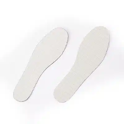 deux semelles plates blanches