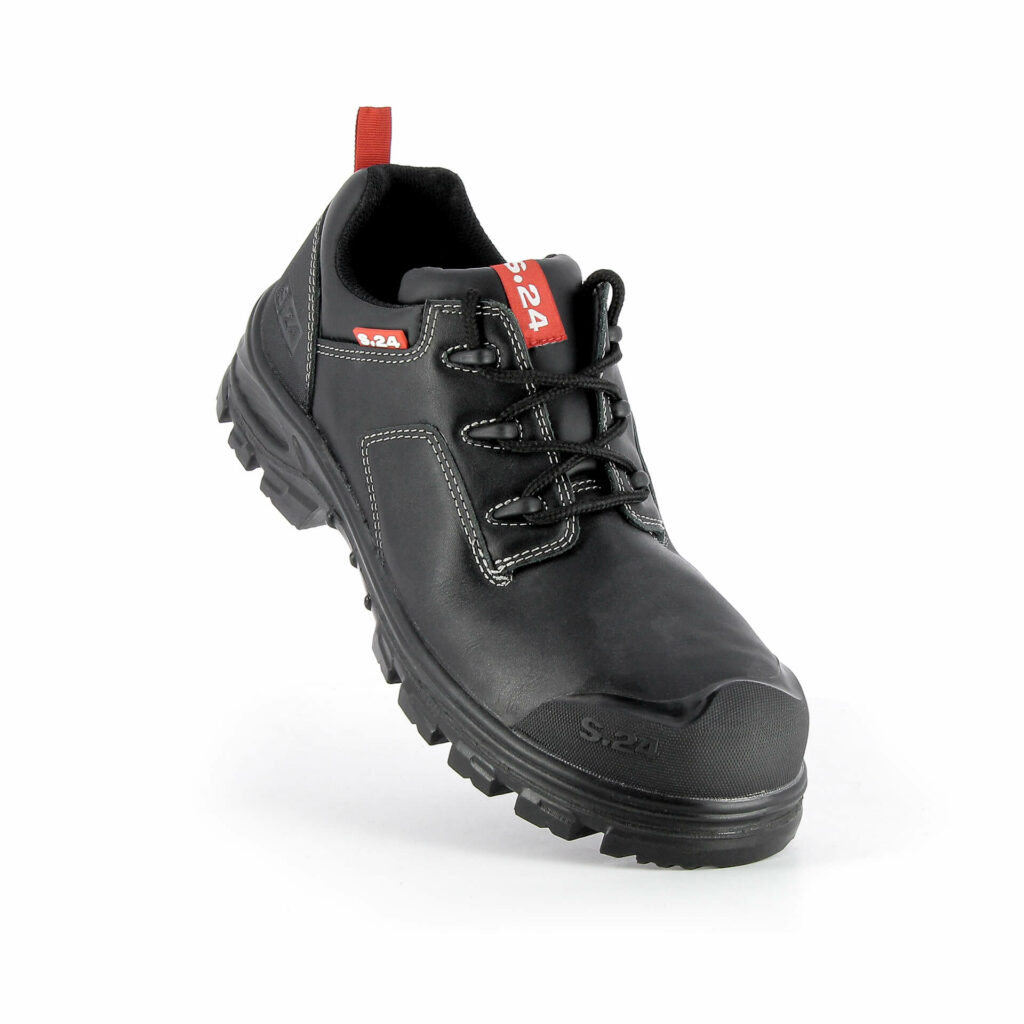 chaussure de sécurité basse en cuir noir vue de devant