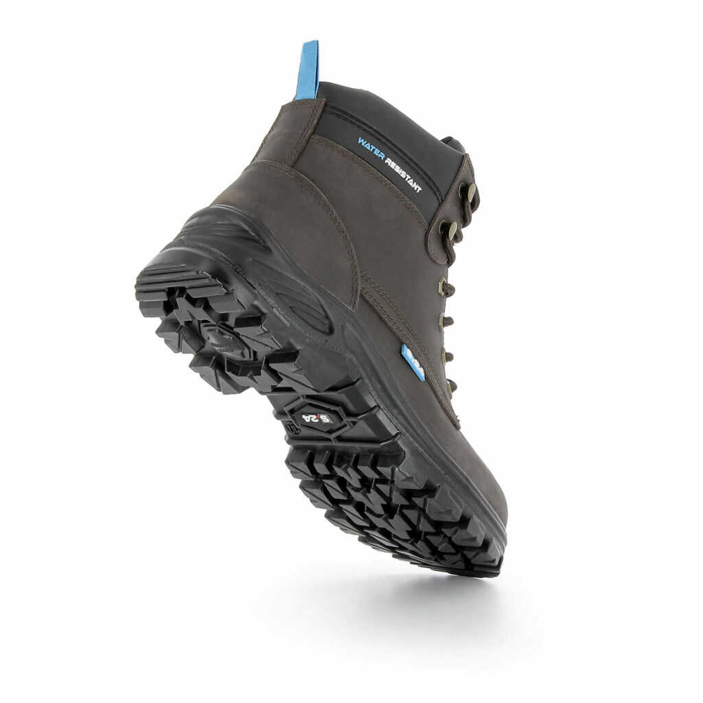 chaussure de sécurité montante avec une semelle noire et un cuir marron vue de derrière