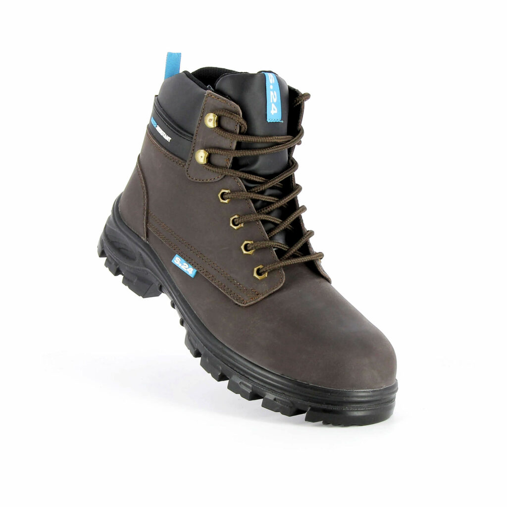 chaussure de sécurité montante avec une semelle noire et un cuir marron vue de devant