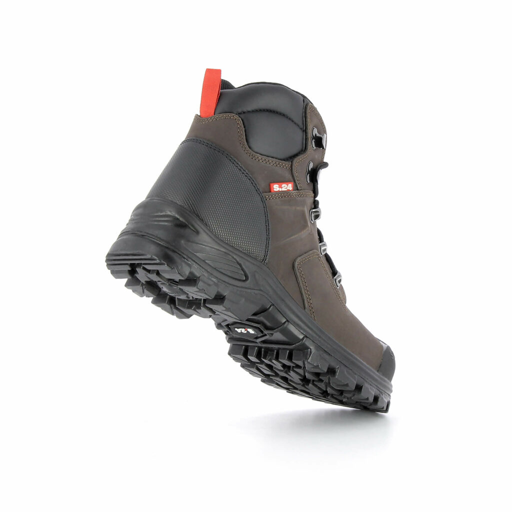chaussure de sécurité montante avec une semelle noire et un cuir marron et détails rouges vue de derrière