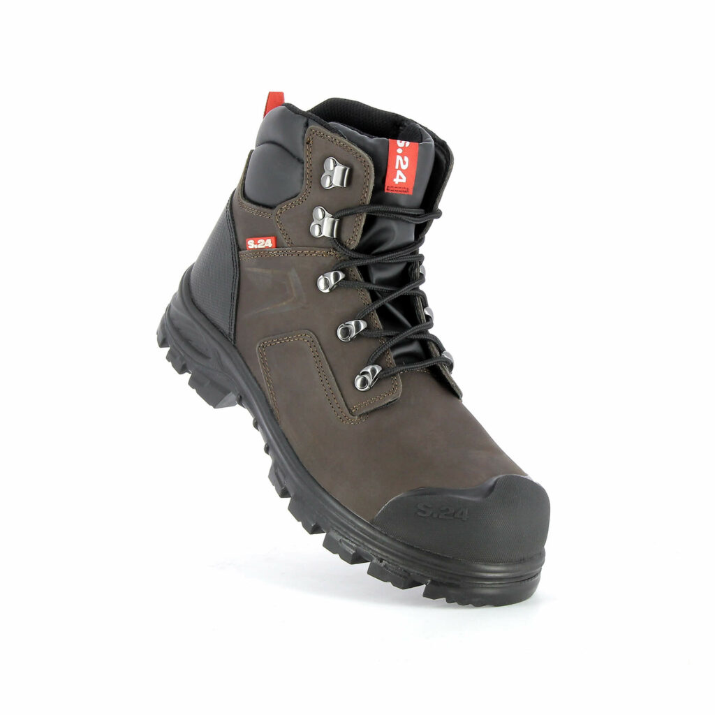 chaussure de sécurité montante avec une semelle noire et un cuir marron et détails rouges vue de devant
