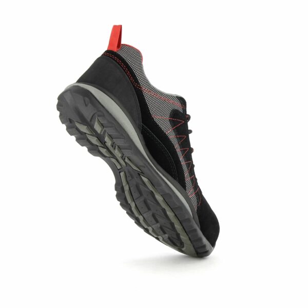 chaussure de sécurité noire, grise et rouge vue de derrière