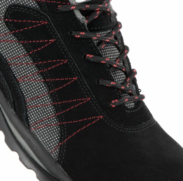 zoom sur une chaussure de sécurité noire, grise et rouge