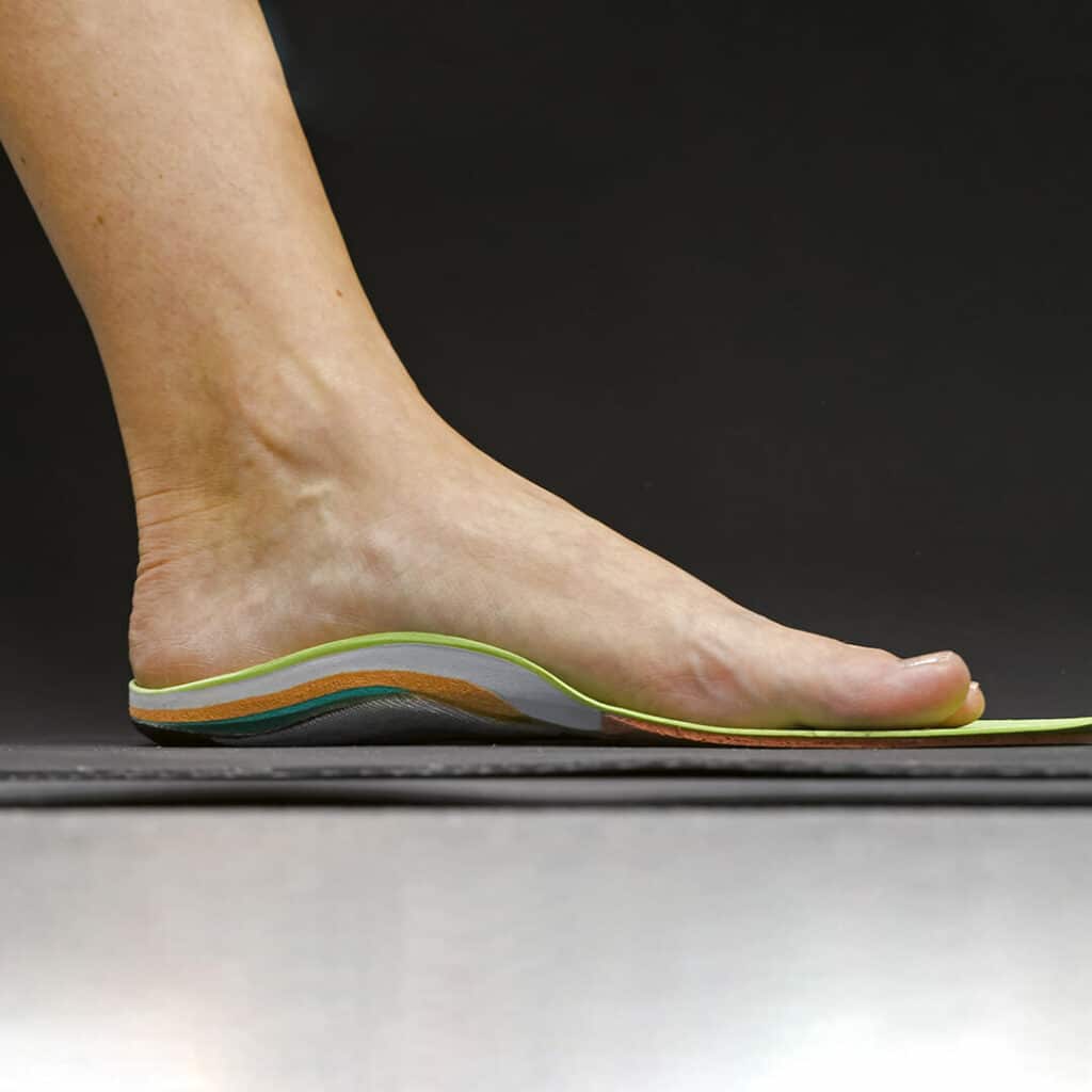 profil d'un pied sur une semelle de confort multicolore