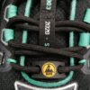 zoom sur la languette d'une chaussure avec le logo ESD jaune