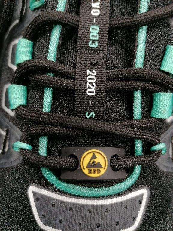 zoom sur la languette d'une chaussure avec le logo ESD jaune