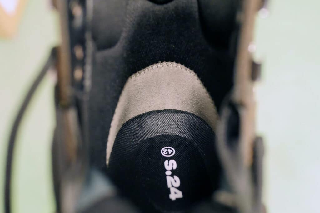intérieur d'une chaussure au niveau du talon
