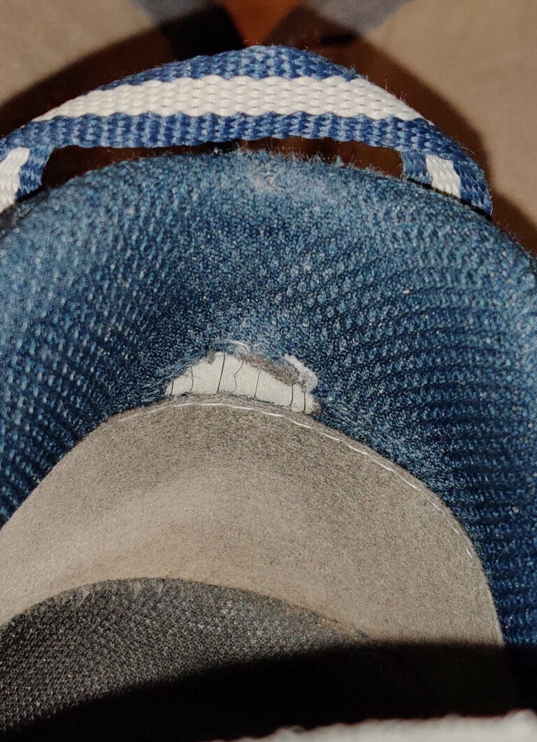 intérieur d'une chaussure avec un trou dans la doublure bleu