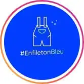logo d'une salopette blanche avec écriture sur fond bleu