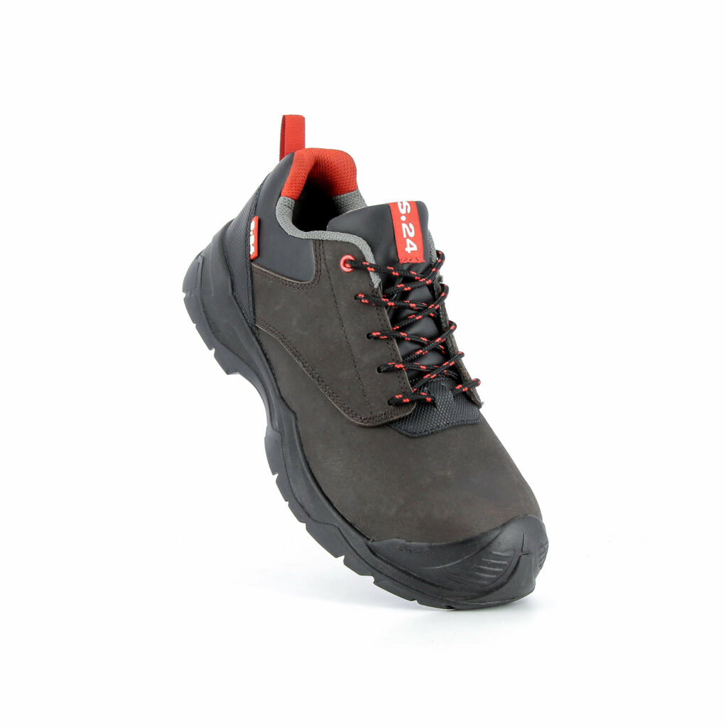 chaussure de sécurité basse avec une semelle noire, du cuir marron et des détails rouges vue de devant