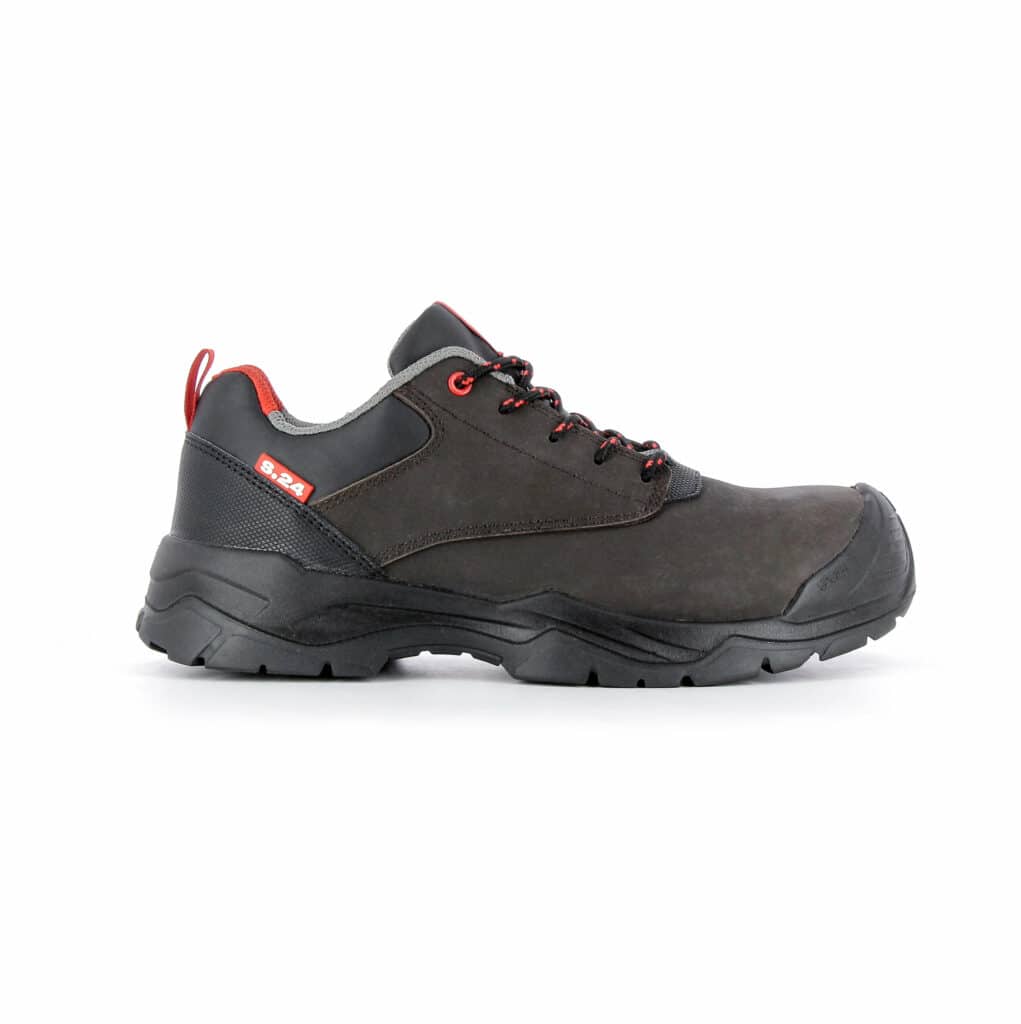 chaussure de sécurité basse avec une semelle noire, du cuir marron et des détails rouges vue de profil