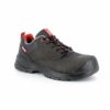 chaussure de sécurité basse avec une semelle noire, du cuir marron et des détails rouges