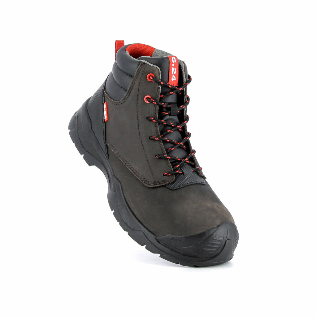 chaussure de sécurité montante avec une semelle noire, du cuir marron et des détails rouges vue de devant