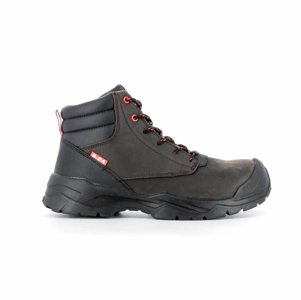 chaussure de sécurité montante avec une semelle noire, du cuir marron et des détails rouges vue de profil