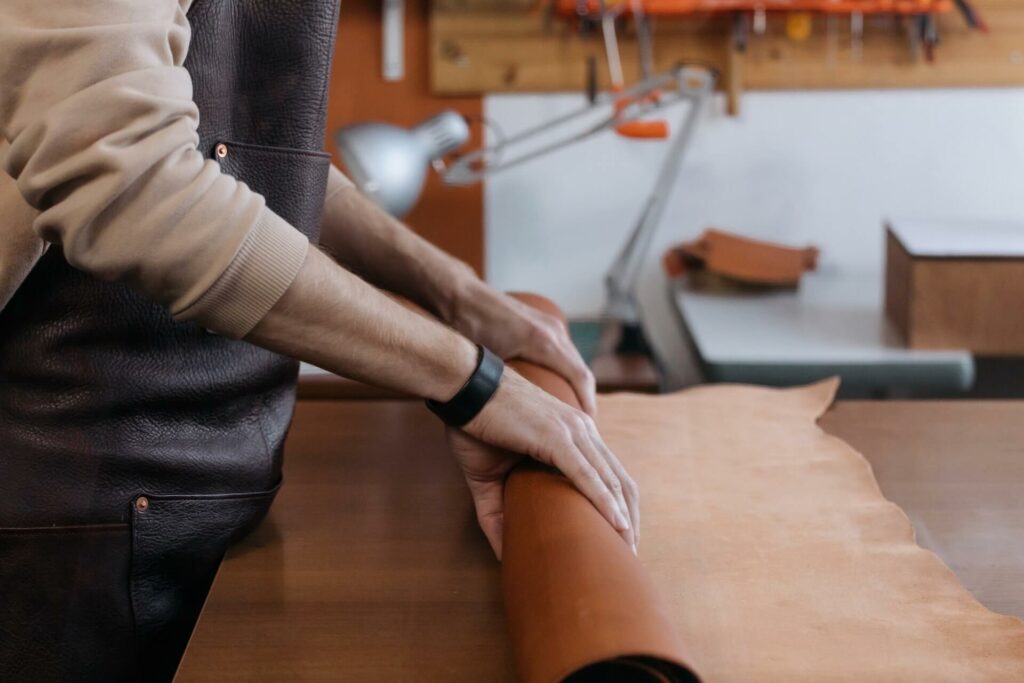 homme en train de faire un rouleau de cuir