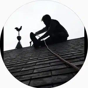 ombre d'un homme sur un toit