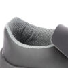 zoom sur la doublure grise perforée d'une chaussure noire