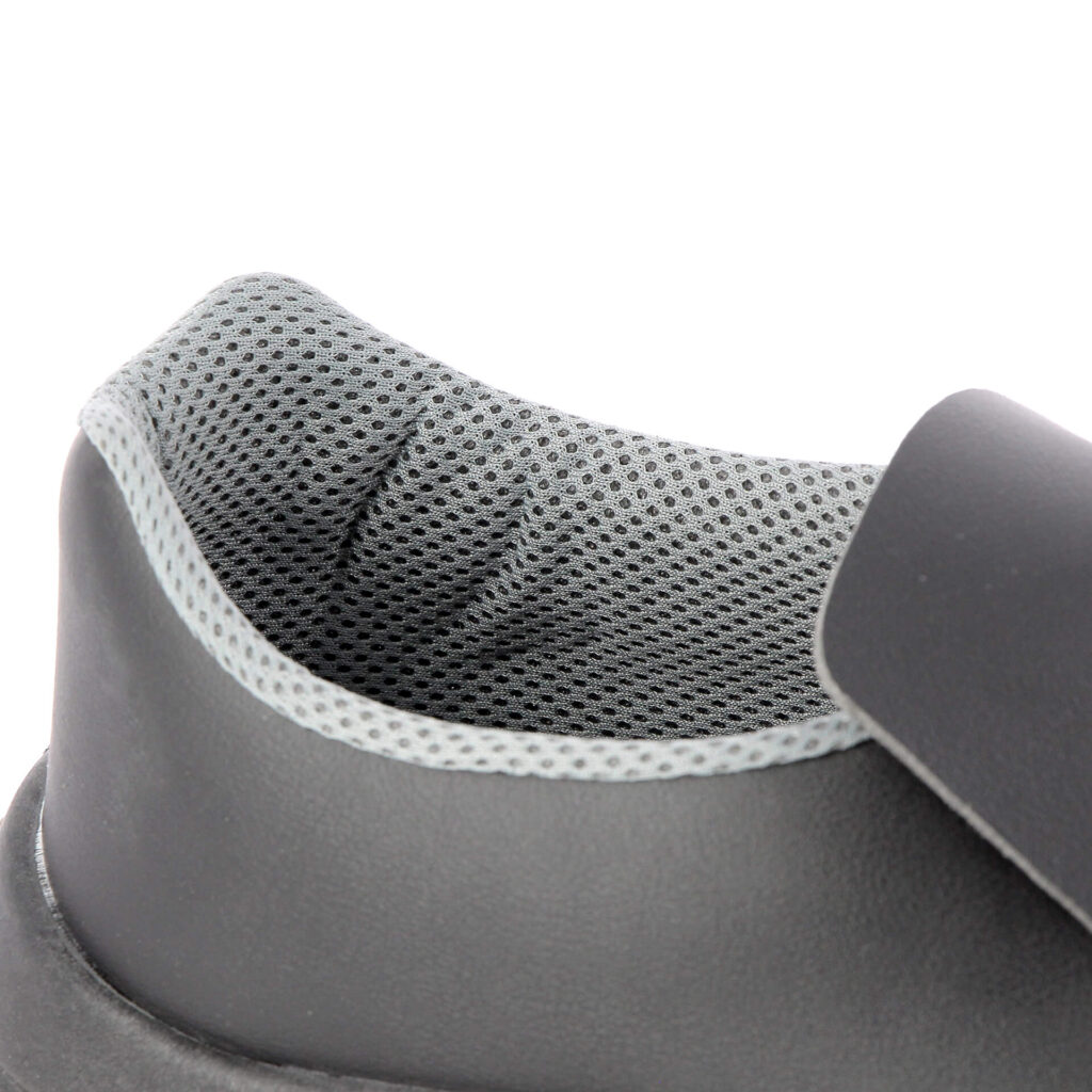 zoom sur la doublure grise perforée d'une chaussure noire