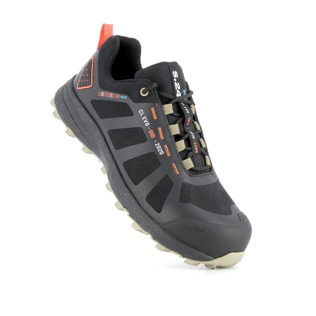 chaussure de sécurité noire et marron vue de devant