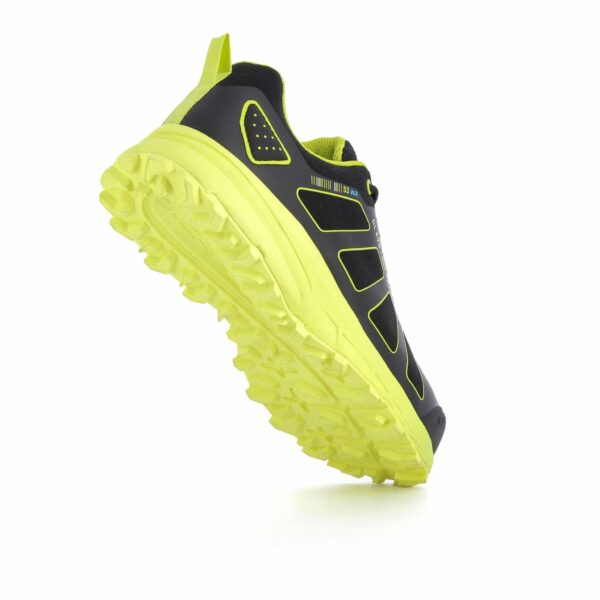 chaussure de sécurité noire et jaune vue de dessous