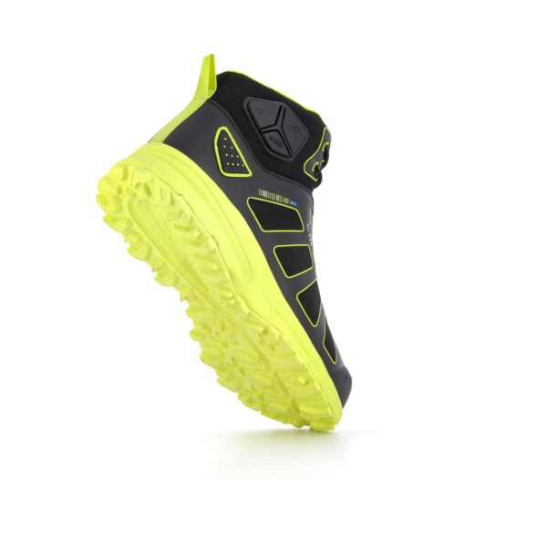 chaussure de sécurité noire et jaune montante vue de derrière