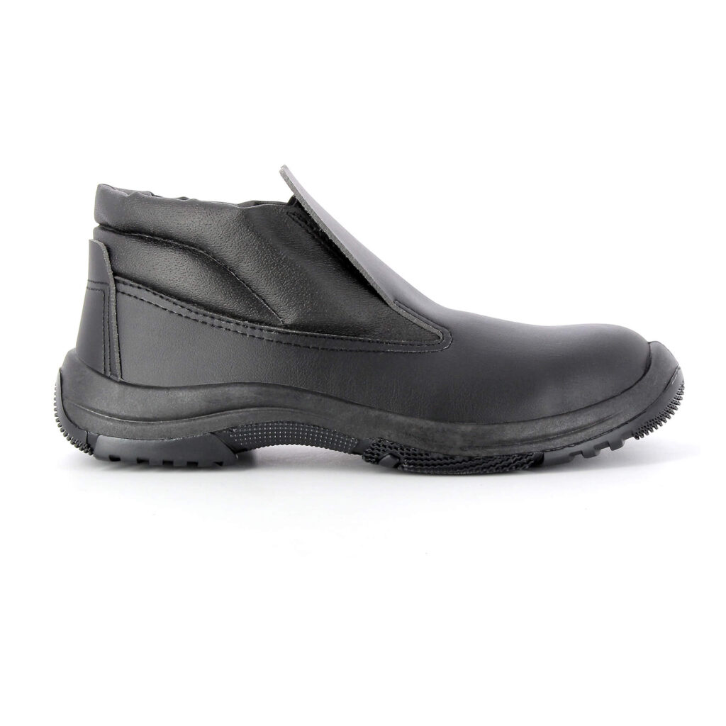 chaussure noire montante mocassin de cuisine de profil