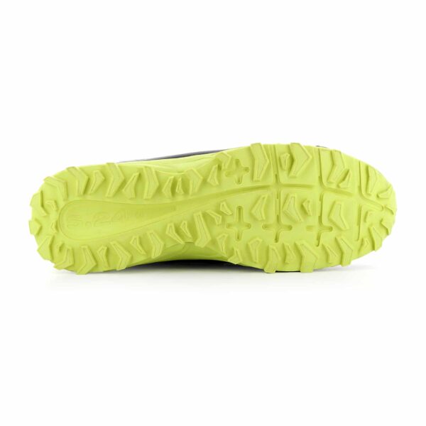 semelle jaune de chaussure vue de dessous