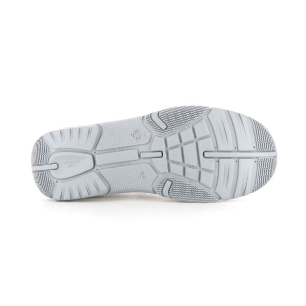 semelle grise de chaussure vue de dessous