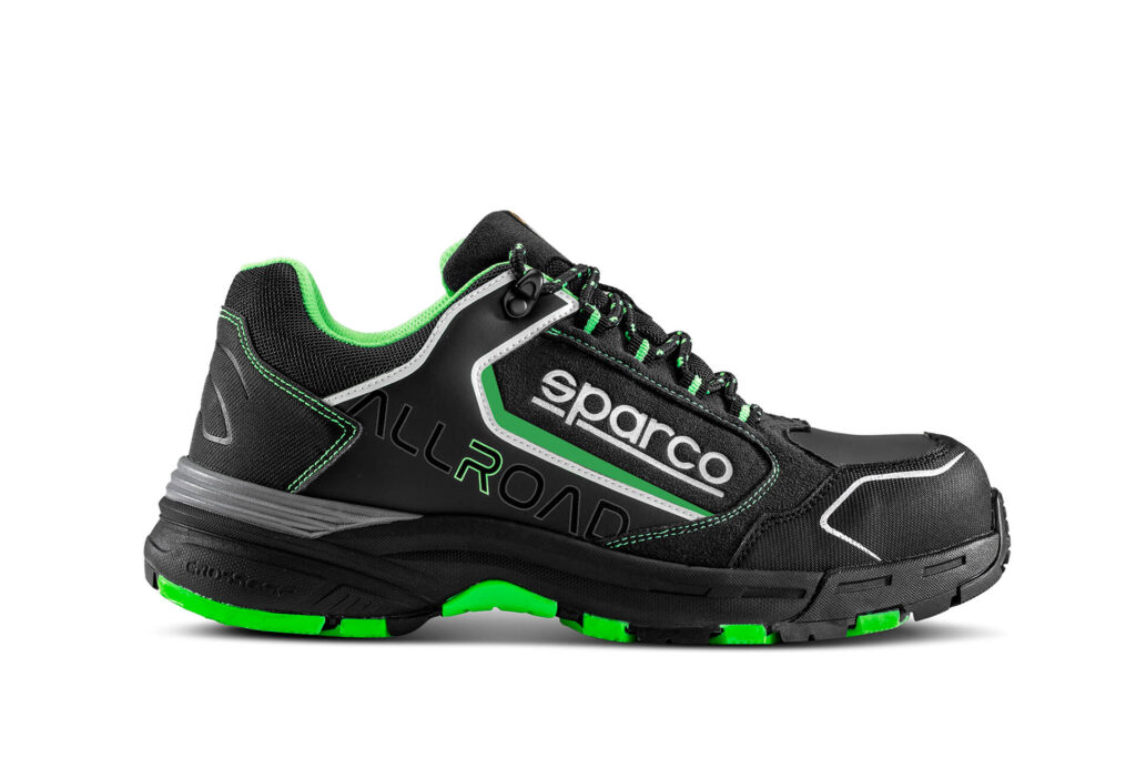 chaussure de sécurité noire et verte vue de profil