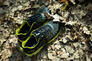 chaussures noires et jaunes dans des feuilles