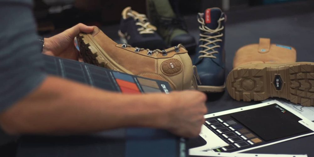 personne tenant une chaussure et une carte couleur de matières