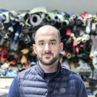 homme souriant dans un atelier