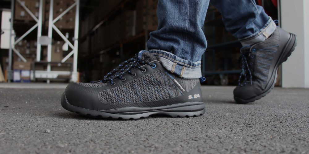 baskets de sécurité grises, noires et bleus prises lors de la marche