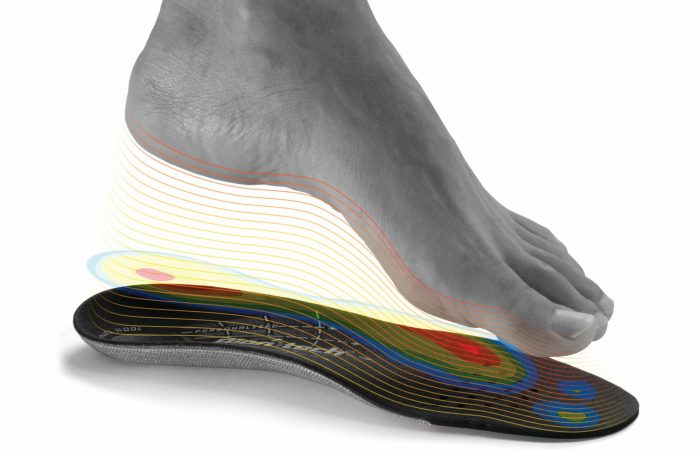 profil de pied nu qui marche sur une semelle de confort avec effet lumineux multicolore