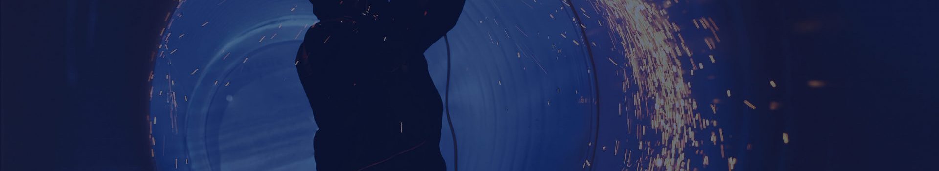 Banniere soudeur soudeur dans un tuyau avec des étincelles