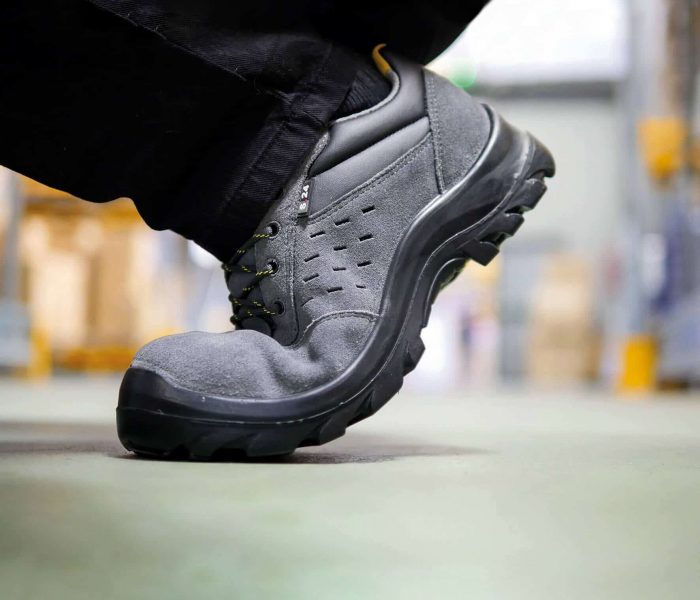 chaussure de sécurité confortable grise pliée