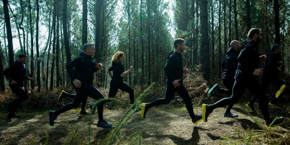 personnes qui courent dans une foret