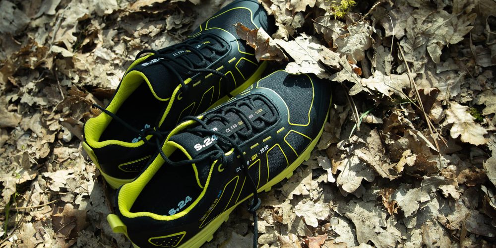 chaussures noires et jaunes dans des feuilles