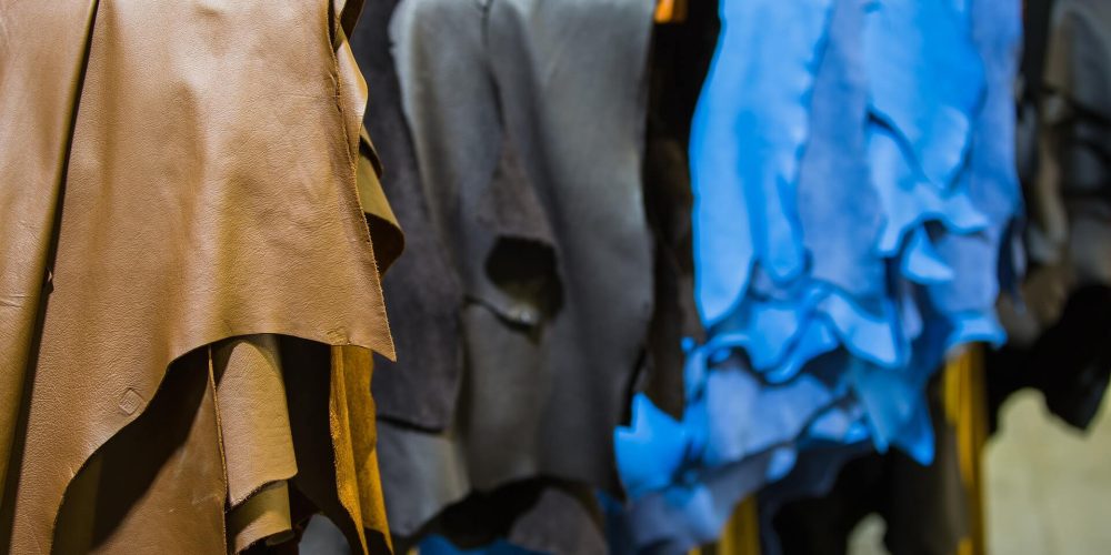 cuirs de couleurs marron noir et bleu