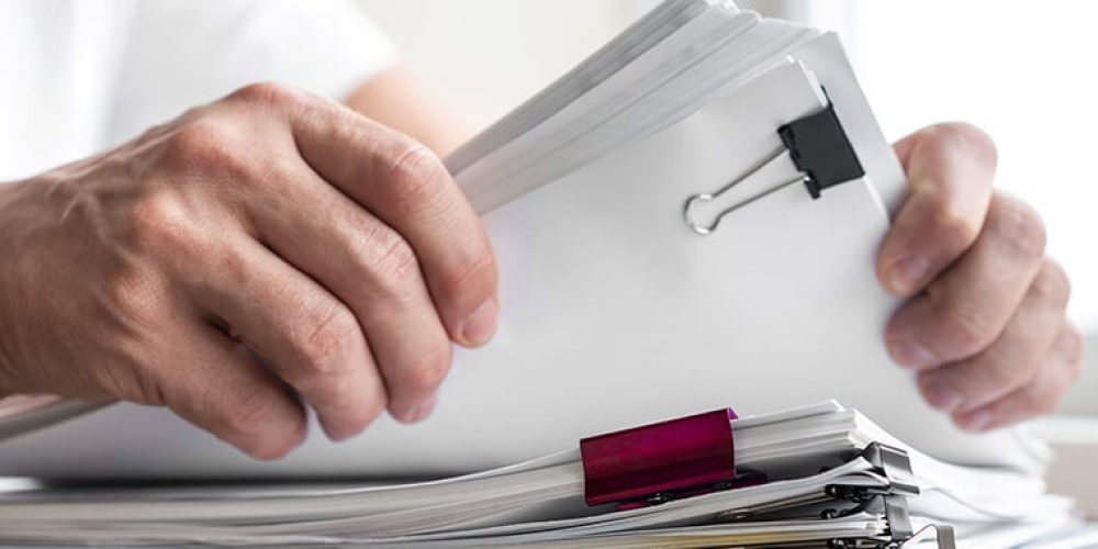 Mains en train de trier des feuille, un document unique