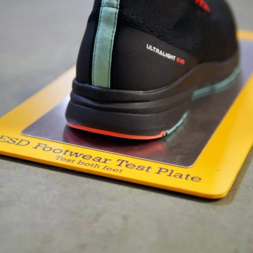 arrière d'une chaussure sur une plaque métallique